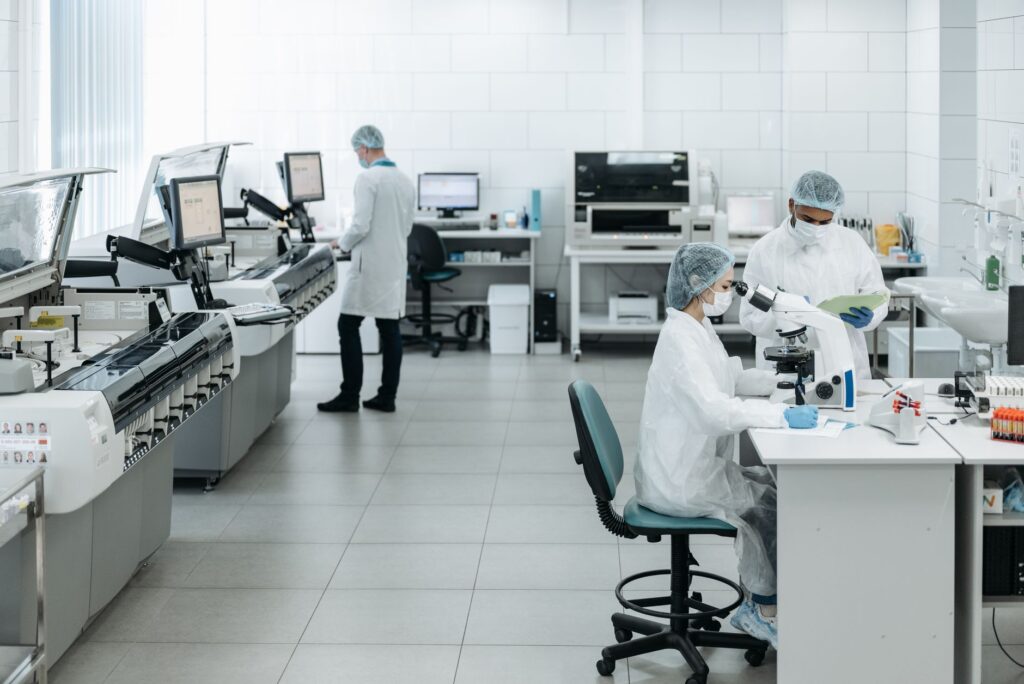 Cientistas trabalhando em laboratório de biotecnologia no Brasil, simbolizando inovação e pesquisa.
