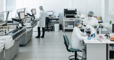 Cientistas trabalhando em laboratório de biotecnologia no Brasil, simbolizando inovação e pesquisa.