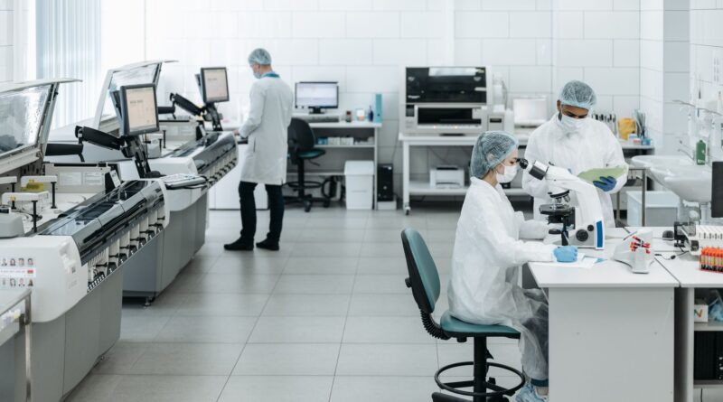 Cientistas trabalhando em laboratório de biotecnologia no Brasil, simbolizando inovação e pesquisa.