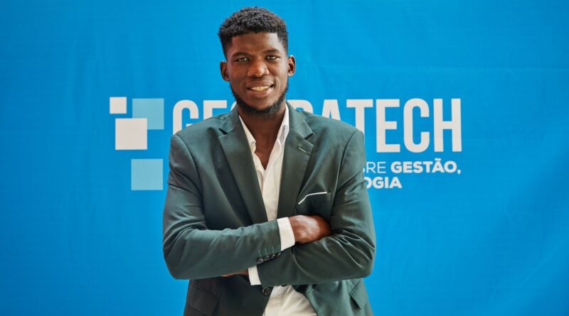 Empresário brasileiro utilizando tecnologia em seu pequeno negócio, simbolizando a transformação digital.