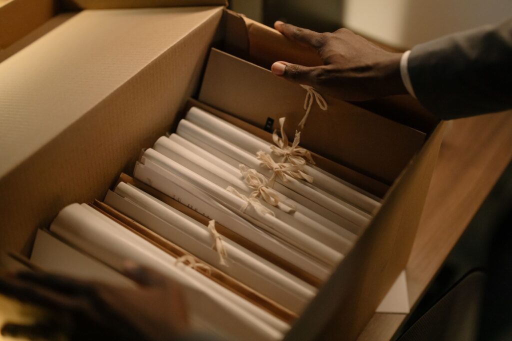 Pilha de documentos e carimbos simbolizando a burocracia no governo federal brasileiro