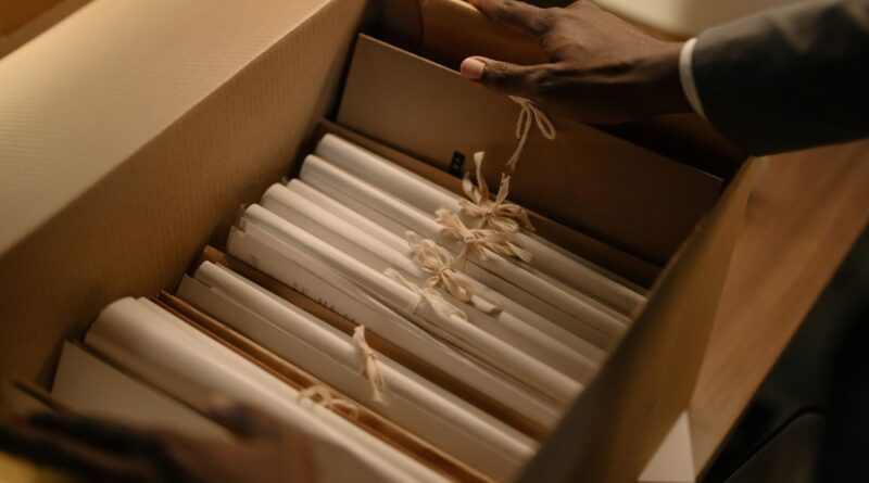Pilha de documentos e carimbos simbolizando a burocracia no governo federal brasileiro