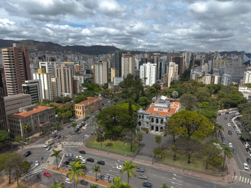 Cidadão utilizando serviço público digital em computador ou smartphone, simbolizando acesso e inclusão