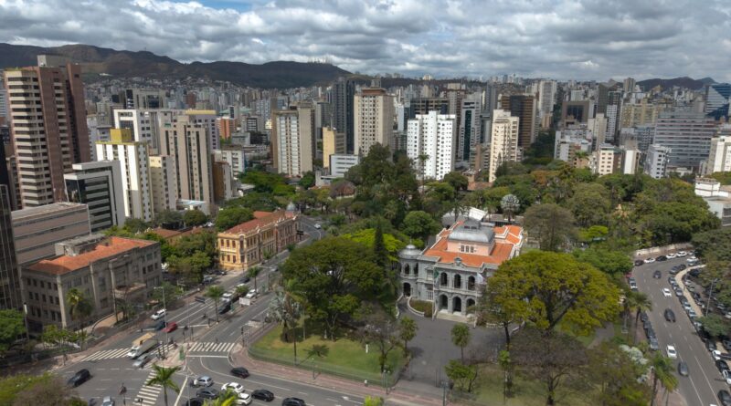 Cidadão utilizando serviço público digital em computador ou smartphone, simbolizando acesso e inclusão