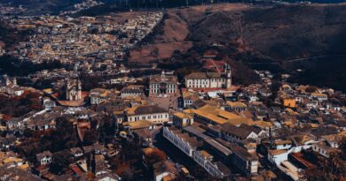 Mineração de lítio em Minas Gerais, Brasil, representando a busca por minerais críticos.