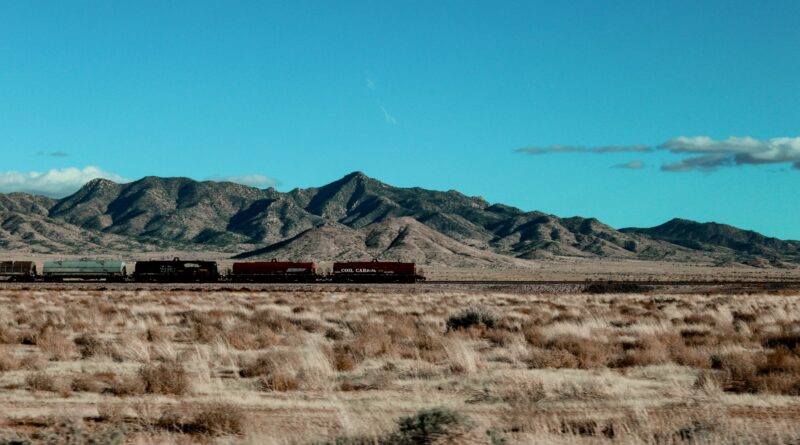 Trem de carga moderno em linha férrea no Brasil, simbolizando a revitalização da infraestrutura ferroviária