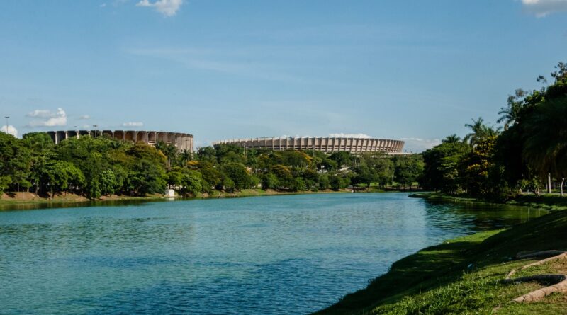 Fachada de um edifício moderno em Brasília, simbolizando uma agência reguladora, com o céu azul ao fundo.