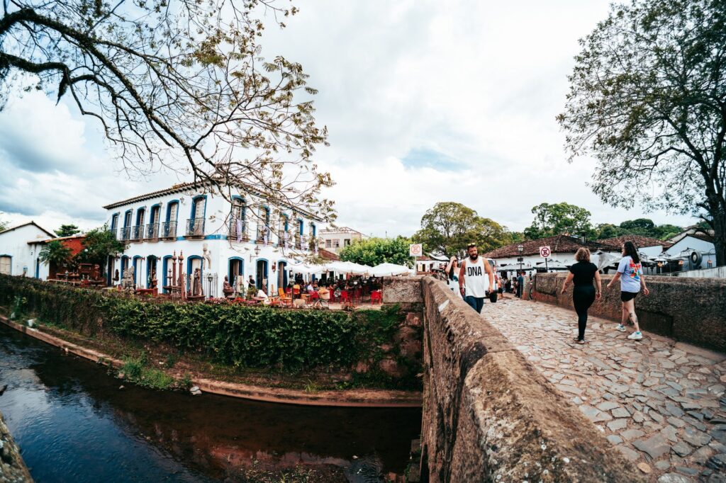 Cena de turismo sustentável no Brasil, com paisagem natural exuberante e elementos culturais, simbolizando a integração regional e a valorização das comunidades.