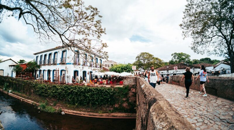 Cena de turismo sustentável no Brasil, com paisagem natural exuberante e elementos culturais, simbolizando a integração regional e a valorização das comunidades.