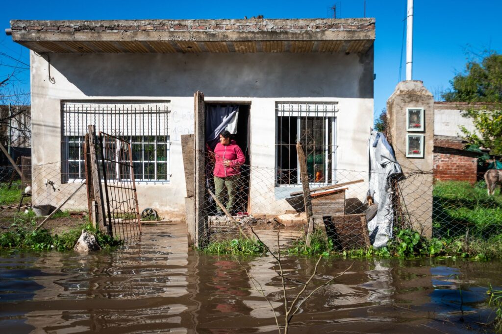Equipe de resgate e reconstrução em área afetada por desastre climático no Brasil, simbolizando resiliência e esforço governamental.