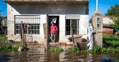 Equipe de resgate e reconstrução em área afetada por desastre climático no Brasil, simbolizando resiliência e esforço governamental.
