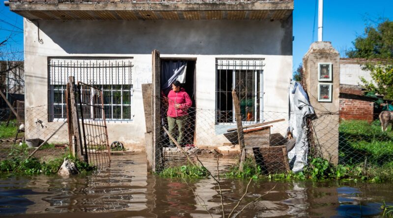 Equipe de resgate e reconstrução em área afetada por desastre climático no Brasil, simbolizando resiliência e esforço governamental.