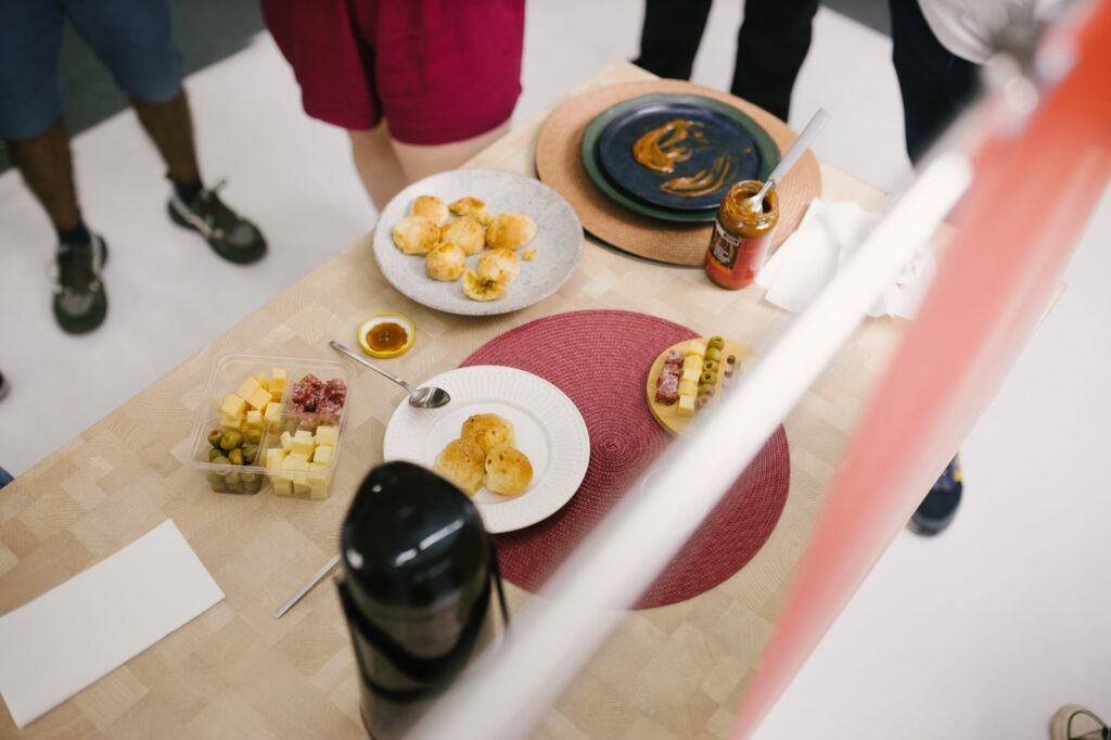 Família brasileira à mesa, com alimentos, simbolizando a busca por segurança alimentar no Brasil