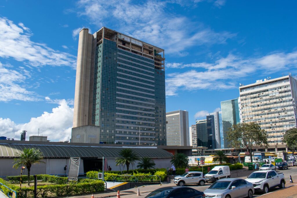 Fachada de um edifício governamental em Brasília, simbolizando a burocracia federal e a administração pública.