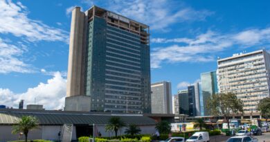Fachada de um edifício governamental em Brasília, simbolizando a burocracia federal e a administração pública.