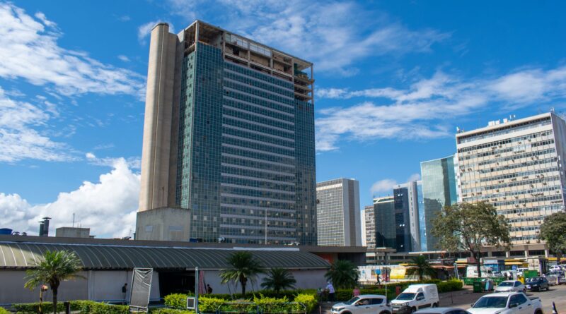 Fachada de um edifício governamental em Brasília, simbolizando a burocracia federal e a administração pública.