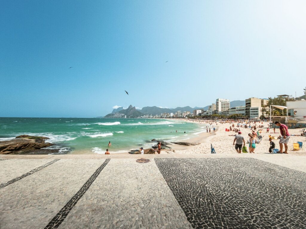 Gráfico de ações e moedas com bandeira do Brasil ao fundo, simbolizando a reação do mercado financeiro após as eleições de 2026.
