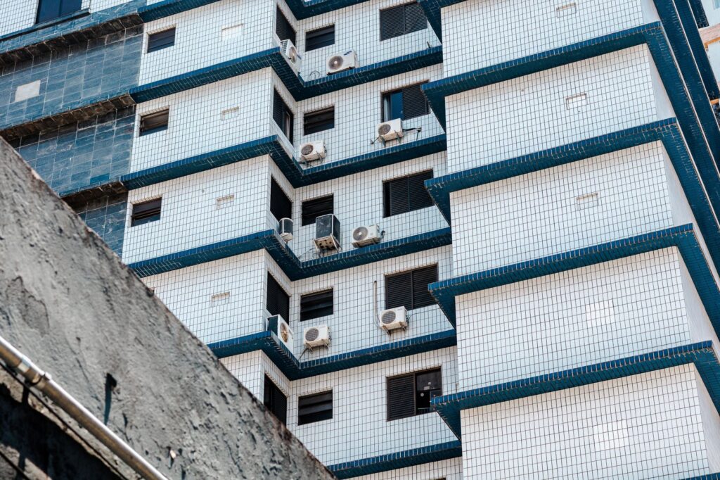 Fachada de um edifício governamental brasileiro, simbolizando a necessidade de reforma e eficiência no serviço público.
