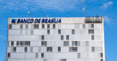 Representação gráfica da crise fiscal de estados e municípios no Brasil, com elementos de finanças públicas e edifícios governamentais.