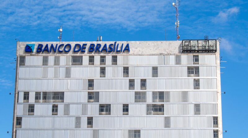 Representação gráfica da crise fiscal de estados e municípios no Brasil, com elementos de finanças públicas e edifícios governamentais.
