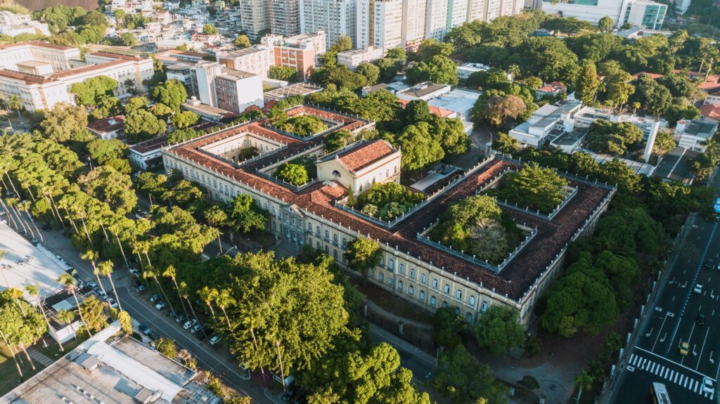 Estudantes e pesquisadores em laboratório universitário no Brasil, simbolizando inovação e pesquisa científica.