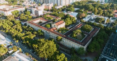 Estudantes e pesquisadores em laboratório universitário no Brasil, simbolizando inovação e pesquisa científica.