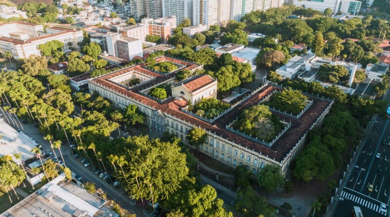Estudantes e pesquisadores em laboratório universitário no Brasil, simbolizando inovação e pesquisa científica.