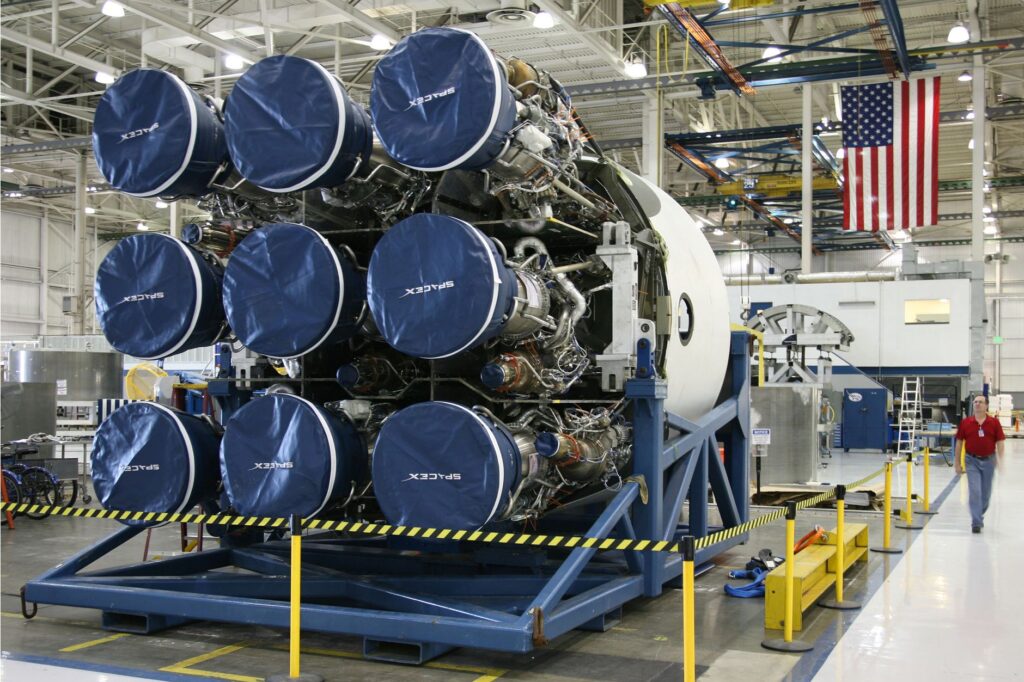 Vista aérea de uma moderna fábrica industrial no Brasil, com painéis solares no telhado e vegetação ao redor, simbolizando a reindustrialização e sustentabilidade.