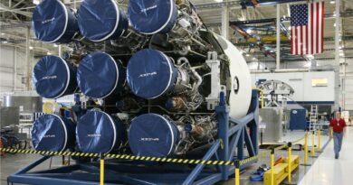 Vista aérea de uma moderna fábrica industrial no Brasil, com painéis solares no telhado e vegetação ao redor, simbolizando a reindustrialização e sustentabilidade.