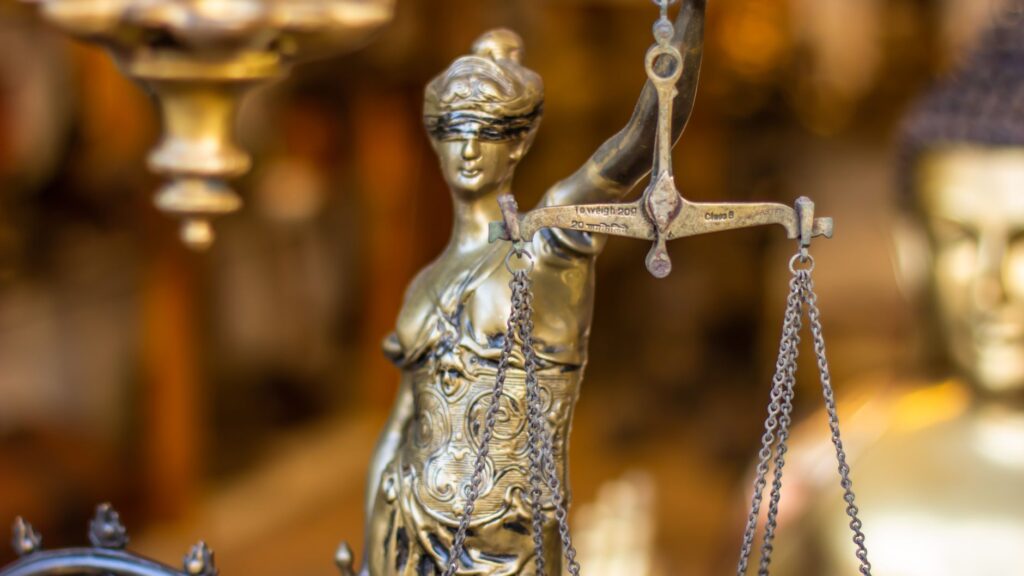 Balança da justiça representando o equilíbrio entre os poderes no Brasil, com foco no ativismo judicial e a harmonia institucional.