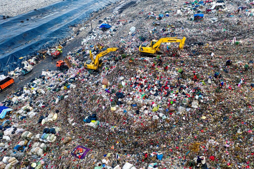 Montagem de imagens mostrando lixo sendo coletado, materiais recicláveis separados e um gráfico de economia circular, representando o desafio da gestão de resíduos no Brasil.