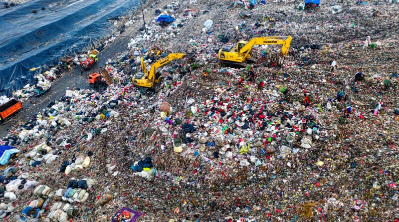 Montagem de imagens mostrando lixo sendo coletado, materiais recicláveis separados e um gráfico de economia circular, representando o desafio da gestão de resíduos no Brasil.