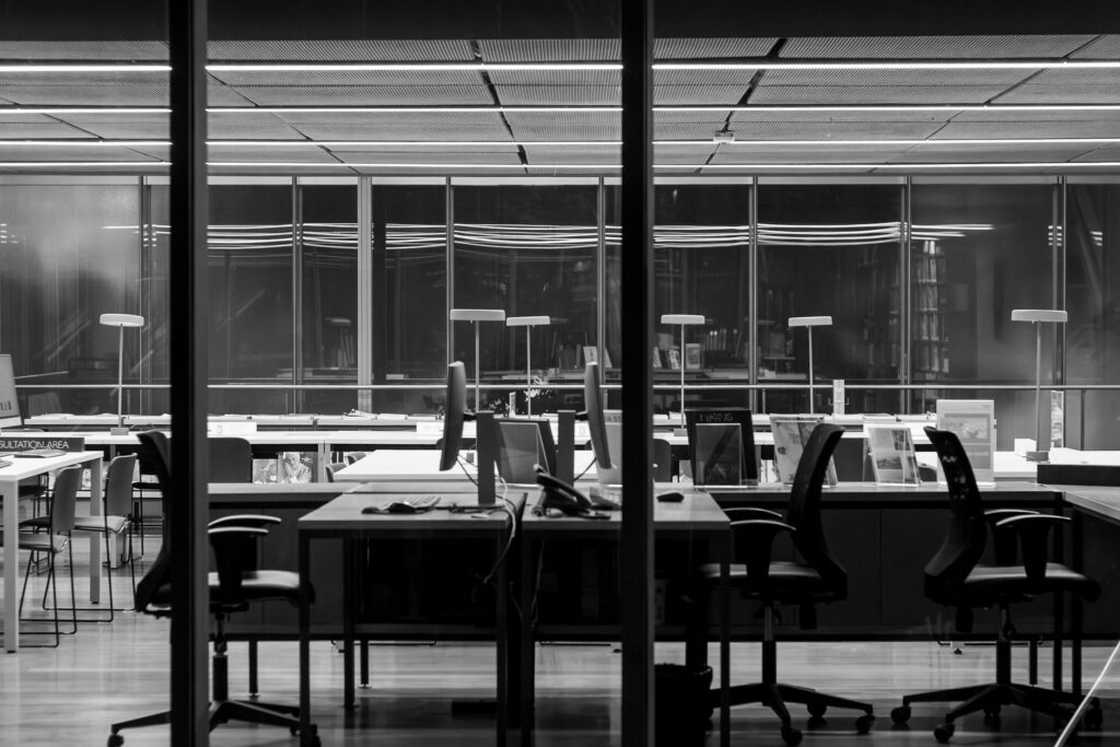 Robô e humanos interagindo em um ambiente de trabalho moderno, simbolizando a integração da inteligência artificial e automação no futuro do emprego no Brasil.