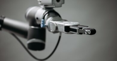 Jovens profissionais em treinamento, utilizando tecnologia, simbolizando a qualificação para o futuro do trabalho no Brasil.