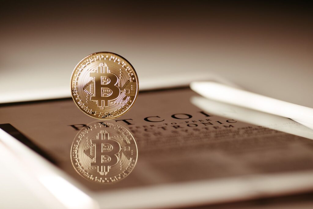 Representação visual da tecnologia blockchain e regulação de criptoativos no mercado financeiro brasileiro