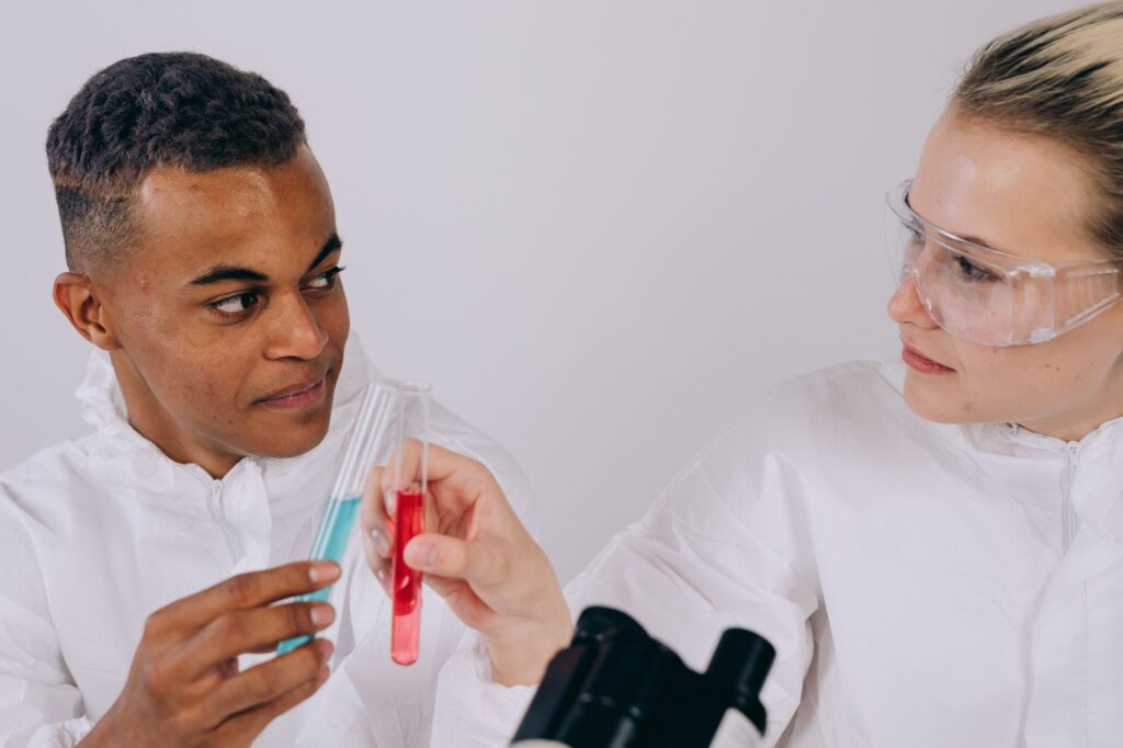 Cientistas brasileiros trabalhando em laboratório, simbolizando a pesquisa e desenvolvimento no país.