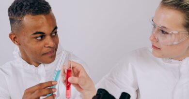 Cientistas brasileiros trabalhando em laboratório, simbolizando a pesquisa e desenvolvimento no país.