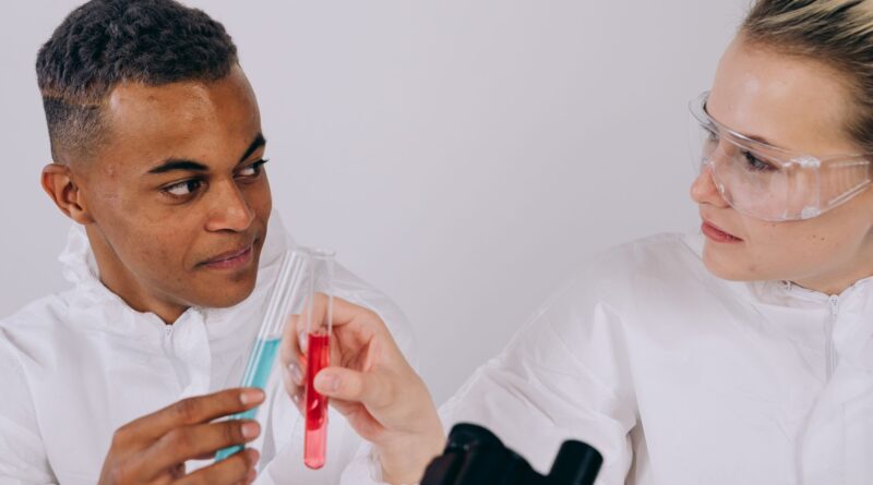 Cientistas brasileiros trabalhando em laboratório, simbolizando a pesquisa e desenvolvimento no país.