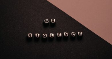 Representação de violência digital e cyberbullying, com pessoas conectadas por redes sociais e símbolos de ameaça ou assédio, em contexto brasileiro