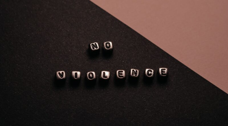 Representação de violência digital e cyberbullying, com pessoas conectadas por redes sociais e símbolos de ameaça ou assédio, em contexto brasileiro