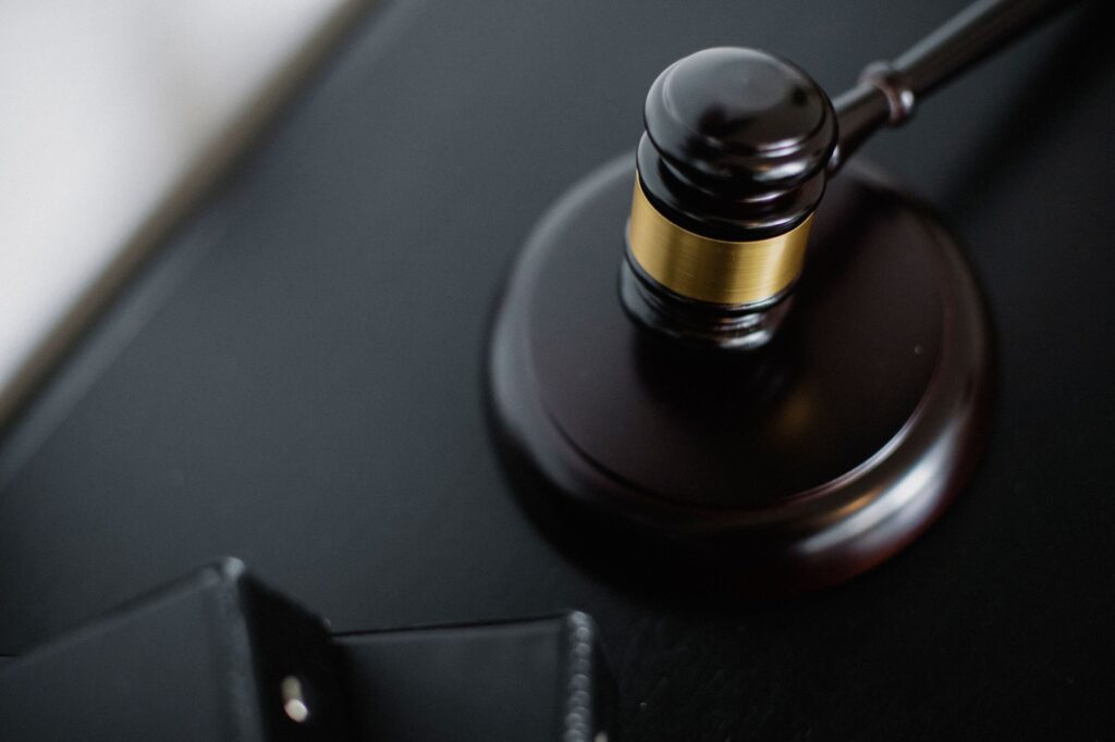 Representação da digitalização da justiça brasileira, com elementos tecnológicos e jurídicos como um martelo, balança e circuitos eletrônicos.