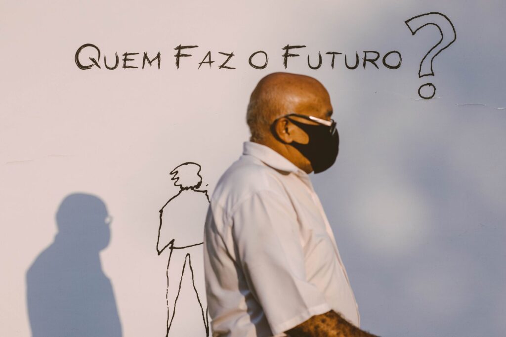 Profissional de saúde em área afetada por eventos climáticos extremos no Brasil, simbolizando o impacto das mudanças climáticas na saúde pública.