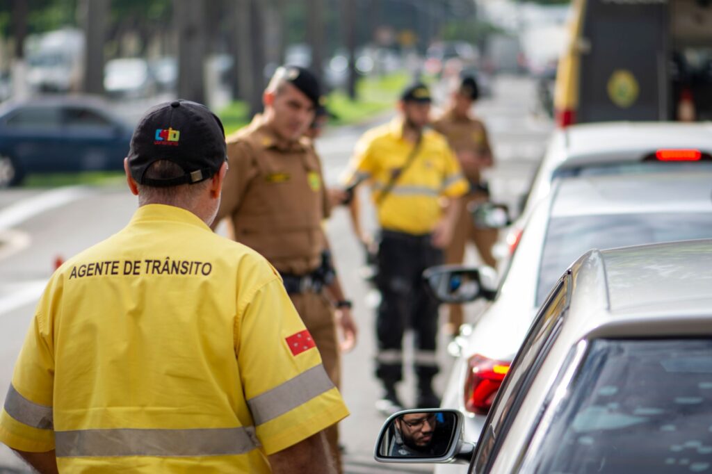 Trabalhadores informais em uma rua movimentada no Brasil, representando o desafio da economia informal.