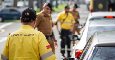 Trabalhadores informais em uma rua movimentada no Brasil, representando o desafio da economia informal.