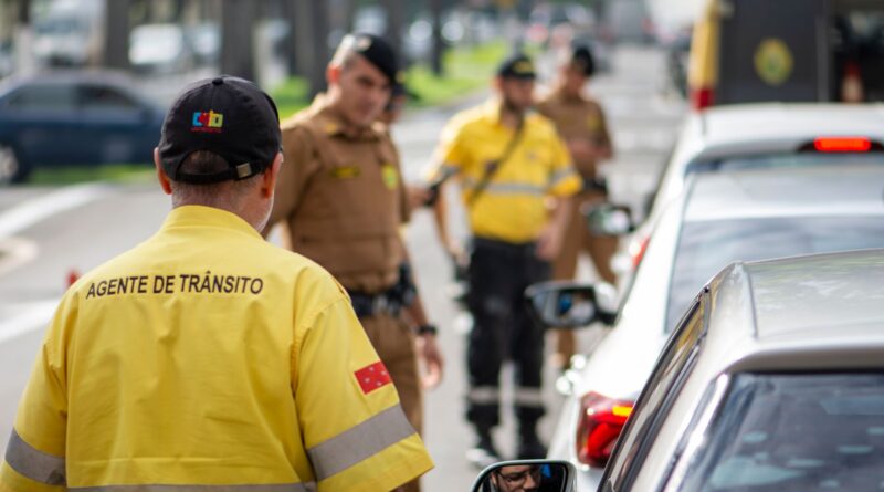 Trabalhadores informais em uma rua movimentada no Brasil, representando o desafio da economia informal.