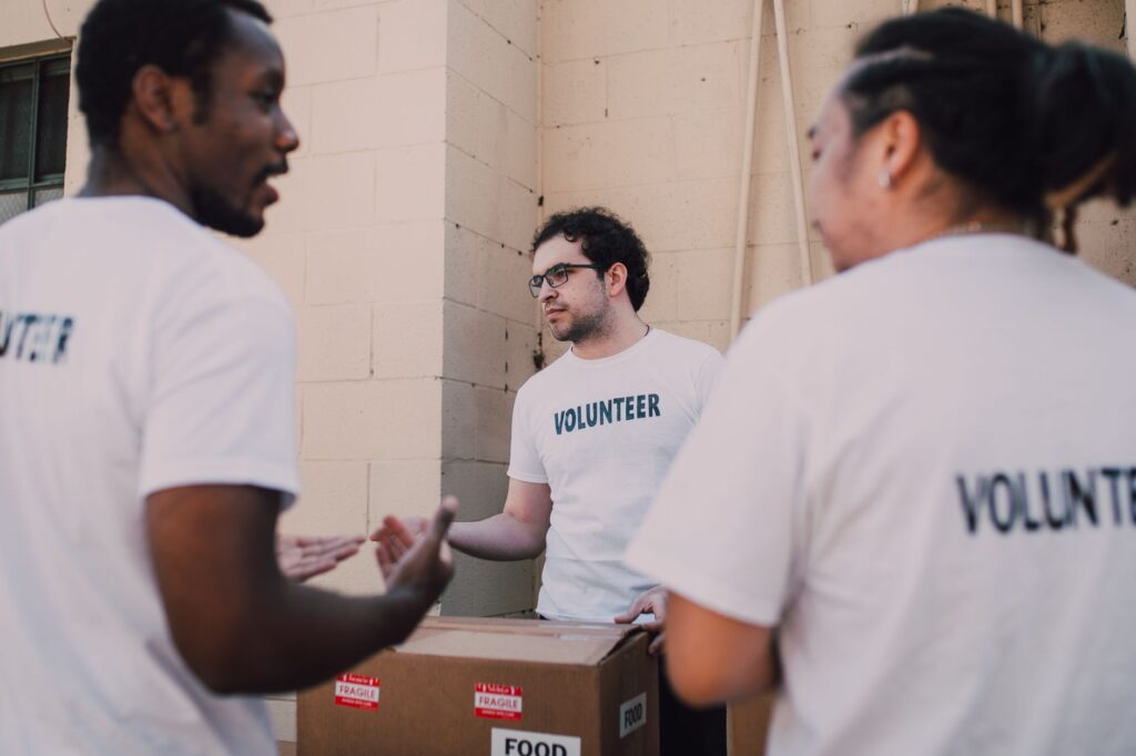 Voluntários atuando em projeto social no Brasil, representando o terceiro setor e a sociedade civil organizada