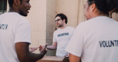 Voluntários atuando em projeto social no Brasil, representando o terceiro setor e a sociedade civil organizada