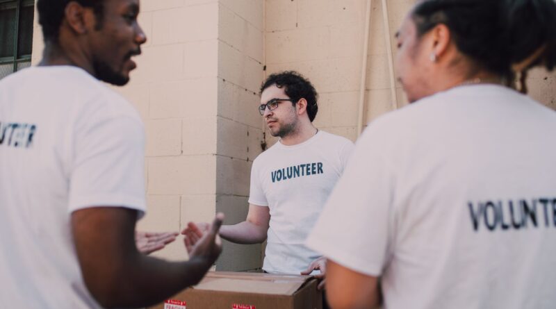 Voluntários atuando em projeto social no Brasil, representando o terceiro setor e a sociedade civil organizada