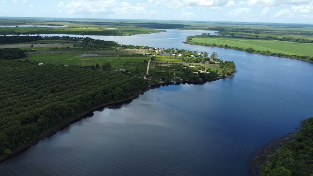 Vista aérea de uma bacia hidrográfica no Brasil, simbolizando a gestão de recursos hídricos.